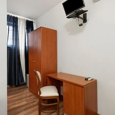 H Ruiins Bed and Breakfast