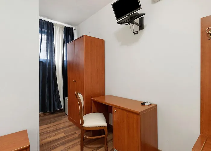 H Ruiins Bed and Breakfast